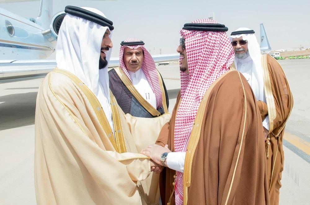 الشيخ ناصر بن حمد آل خليفة لحظة وصوله إلى الرياض