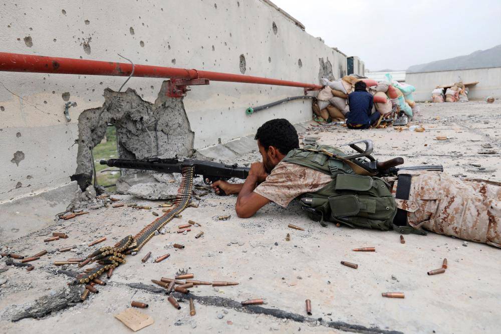 (FILES) In this file photo taken on June 05, 2017 Yemeni tribesmen from the Popular Resistance Committee, supporting forces loyal to Yemen's Saudi-backed President Abedrabbo Mansour Hadi, hold a position in the country's third-city of Taez during clashes with Shiite Huthi rebels. Four years after Saudi Arabia led a military intervention in Yemen to back the government against rebels, the only hope for peace in a country threatened by famine hangs on a fragile truce. / AFP / Ahmad AL-BASHA
