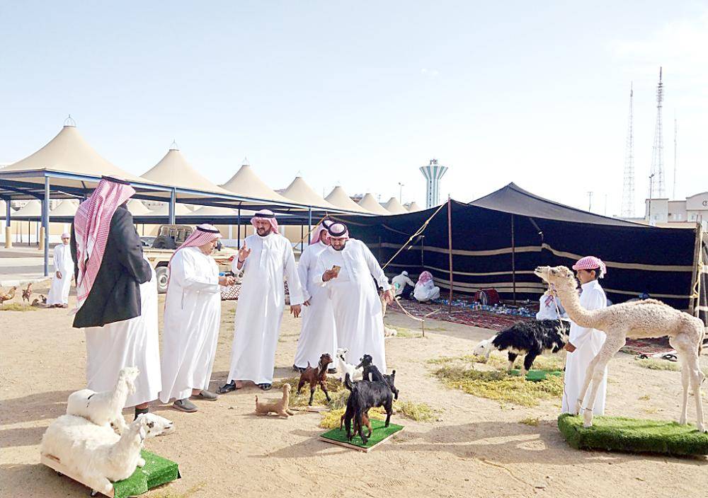 المعلم معيطي يشرح مبادئ التحنيط لزوار المعرض.