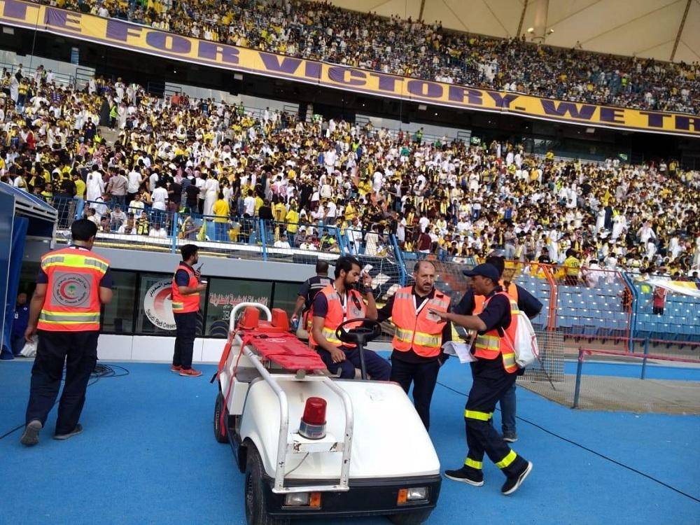 عناصر من الهلال الأحمر في استاد الملك فهد أثناء مواجهة النصر والهلال.