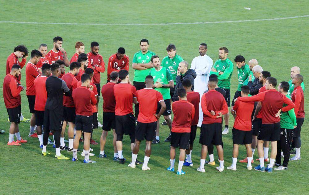 



 مدرب الاتفاق سيرخيو في اجتماع مع اللاعبين قبل مواجهة الهلال.