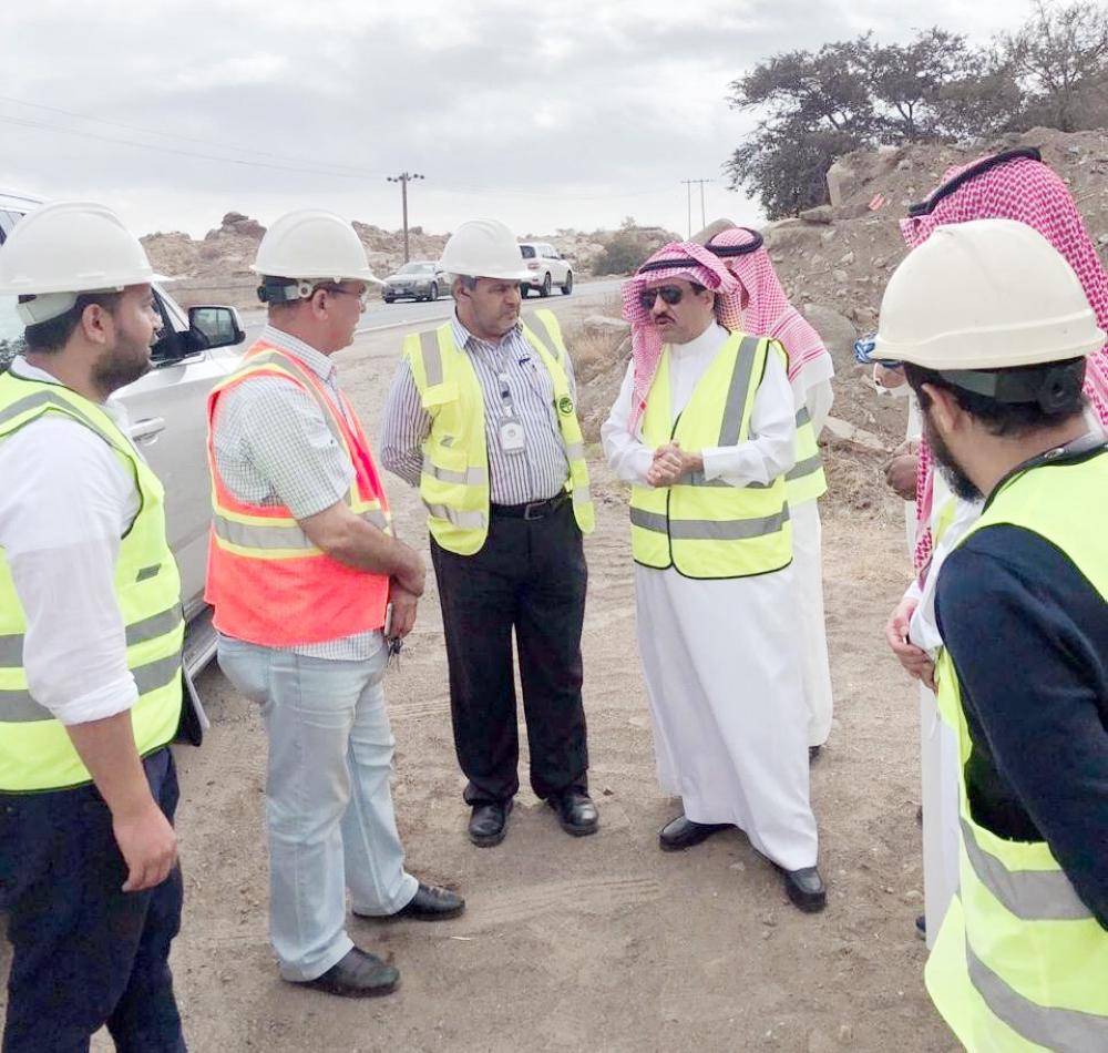 



الشراري يناقش سير العمل في أحد المشاريع. (عكاظ)