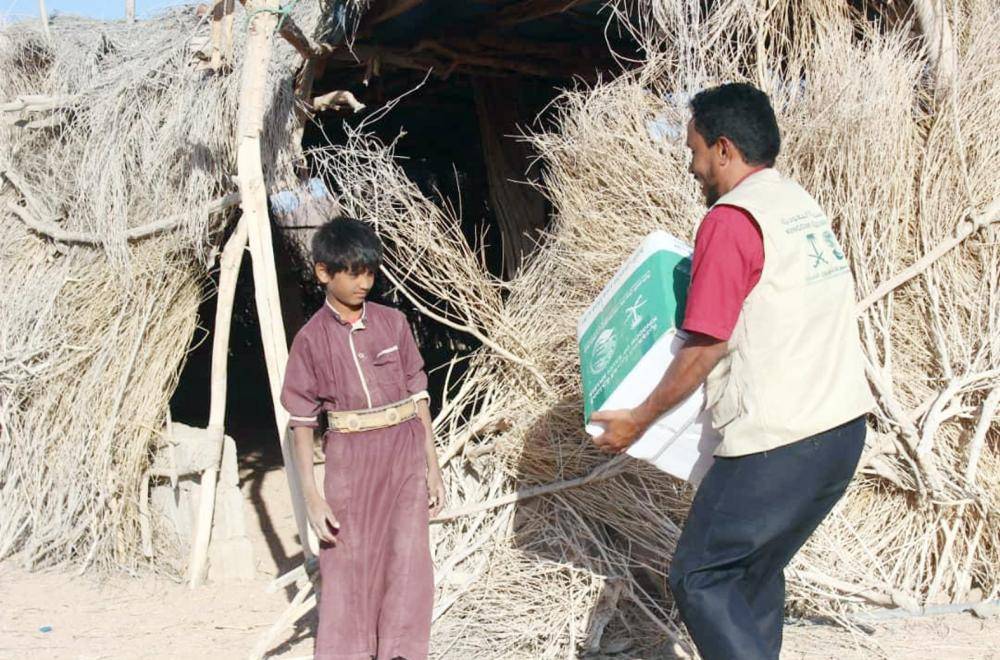 



مركز الملك سلمان للإغاثة يقدم السلال الغذائية للمحتاجين في اليمن.
