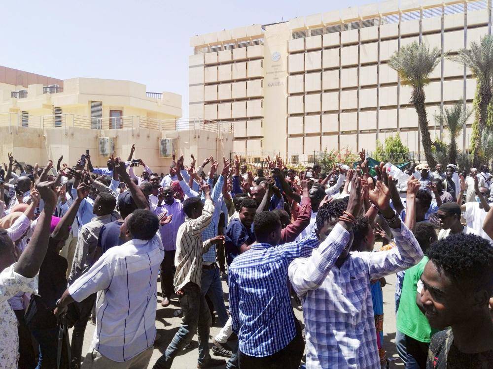 Sudanese protesters gather in protest outside the military headquarters in the capital Khartoum on April 7, 2019.  Thousands of Sudanese held a second day of protests Sunday outside the army's headquarters in Khartoum and in the vicinity chanting slogans against President Omar al-Bashir's government, witnesses said. / AFP / -
