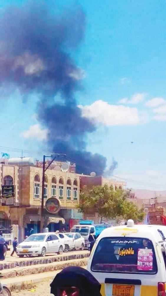 



دخان يتصاعد إثر انفجار مخزن أسلحة حوثي شرق صنعاء مخلفا قتلى وجرحى من طلاب مدرسة مجاورة. (متداولة)