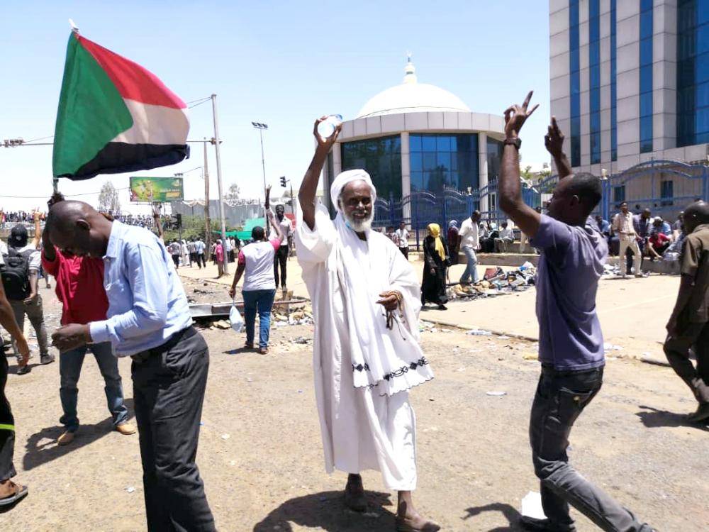 



مسن ينضم لحشود المتظاهرين المعتصمين أمام قيادة الجيش أمس. (أ.ف.ب)