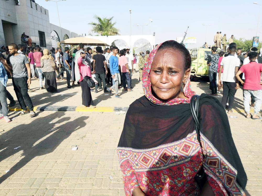 



 سودانية تبكي خلال مشاركتها في احتجاج أمام المقر العسكري في الخرطوم أمس. (أ ف ب)