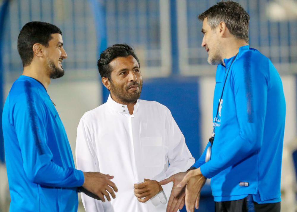 



رئيس الهلال والمدير الفني ومدير الكرة في حديث جانبي. 