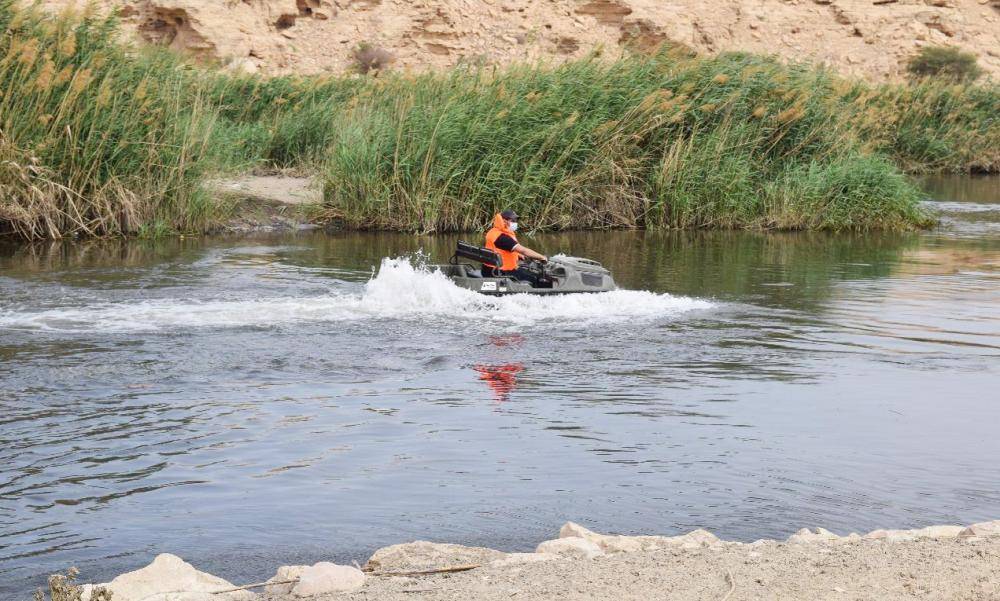 



 فرق الإنقاذ خلال البحث عن الطفل.