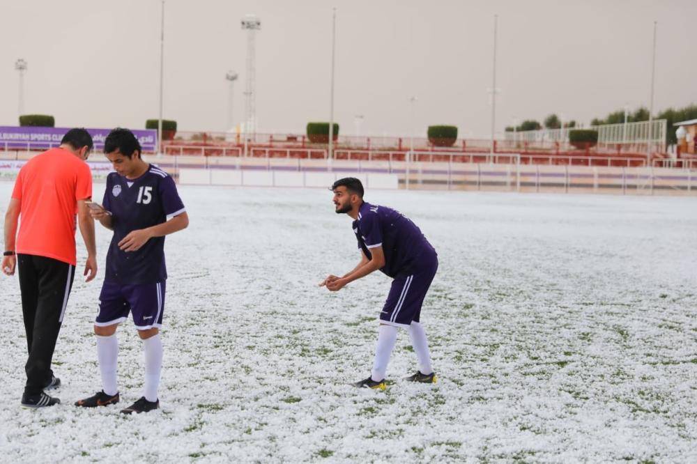 



لاعبو البكيرية عقب توقف المباراة بين فريقي البكيرية وحطين عصر أمس.