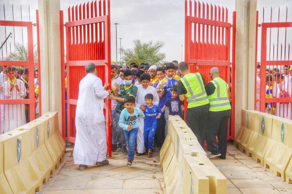 



لحظة دخول الجماهير الرياضية ملعب الملك فهد الدولي بالرياض أمس.