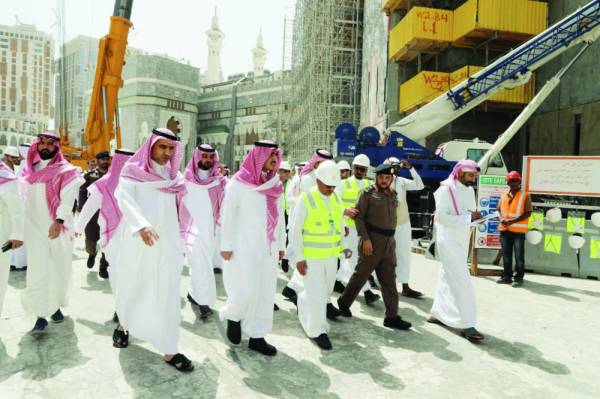 



الأمير بدر بن سلطان خلال الجولة.