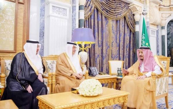 الملك سلمان مستقبلا نزار مدني أمس في الرياض. (واس)