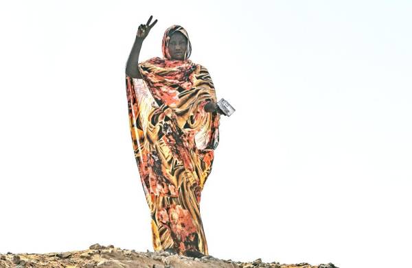 



 سودانية ترفع علامة النصر خلال اعتصام خارج مقر الجيش في الخرطوم أمس.  (أ.ف.ب)