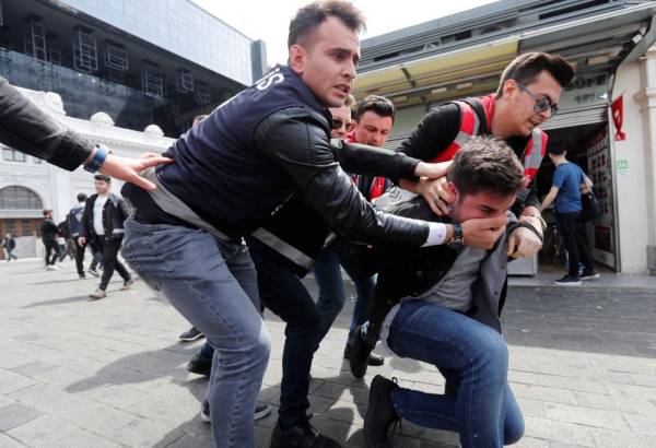 Police detain a protester after marching on Taksim Square to celebrate May Day in Istanbul, Turkey May 1, 2019. REUTERS/Murad Sezer