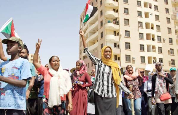 



 سودانيات يرفعن العلم الوطني وعلامة النصر خلال اعتصام خارج مقر الجيش في الخرطوم أمس الأول. (‏أ ف ب)