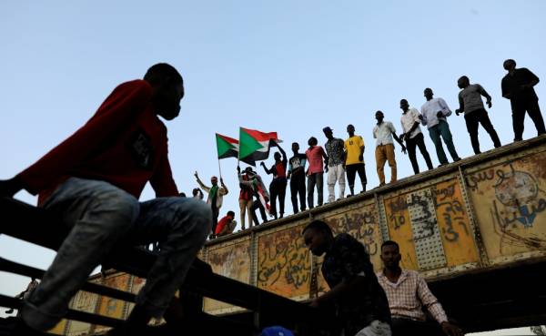 Sudanese protesters attend a demonstration in front of the defense ministry compound in Khartoum, Sudan, May 6, 2019. REUTERS/Umit Bektas