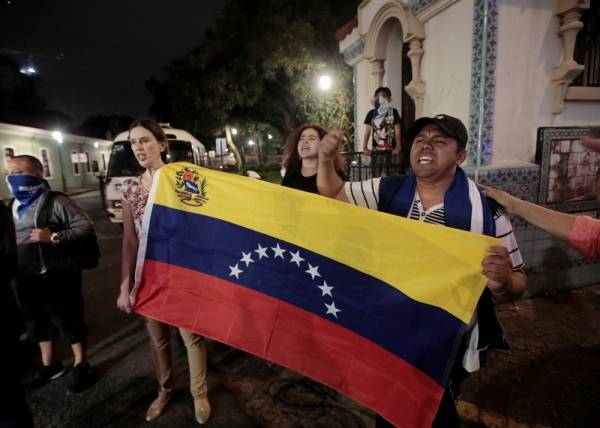 Venezuelans protest in front of the Ministry of Foreign Affairs where there was a meeting of the International Contact Group (IGC) to discuss their support for a political solution to Venezuela's political crisis, in San Jose, Costa Rica May 6, 2019. REUTERS/Juan Carlos Ulate