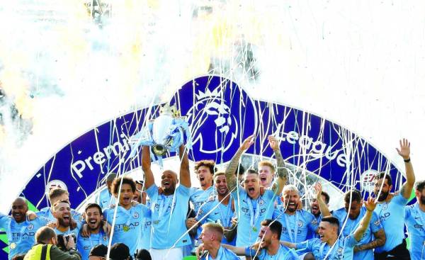 Soccer Football - Premier League - Brighton & Hove Albion v Manchester City - The American Express Community Stadium, Brighton, Britain - May 12, 2019  Manchester City's Vincent Kompany lifts the trophy as they celebrate winning the Premier League               REUTERS/Toby Melville  EDITORIAL USE ONLY. No use with unauthorized audio, video, data, fixture lists, club/league logos or 