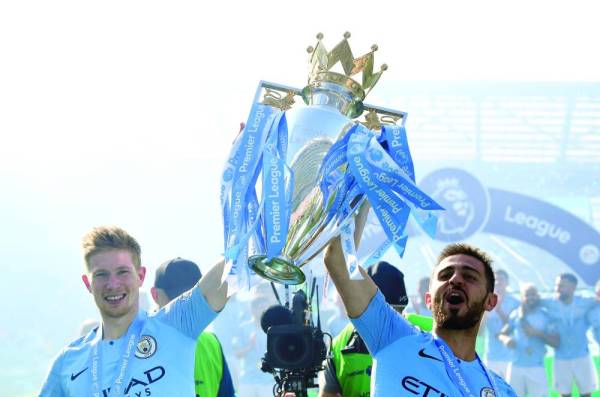 Soccer Football - Premier League - Brighton & Hove Albion v Manchester City - The American Express Community Stadium, Brighton, Britain - May 12, 2019  Manchester City's Kevin De Bruyne and Bernardo Silva lift the trophy as they celebrate winning the Premier League               REUTERS/Toby Melville  EDITORIAL USE ONLY. No use with unauthorized audio, video, data, fixture lists, club/league logos or 