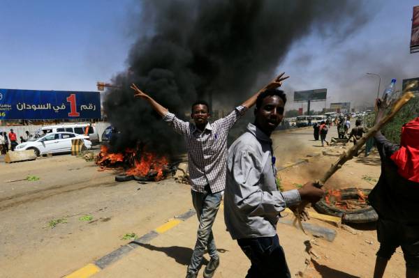 Sudanese protesters cheer as they burn tyres and barricade the road leading to al-Mek Nimir Bridge crossing over Blue Nile; that links Khartoum North and Khartoum, in Sudan May 13, 2019. REUTERS/Mohamed Nureldin Abdallah