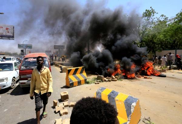 Sudanese protesters burn tyres and barricade the road leading to al-Mek Nimir Bridge crossing over Blue Nile; that links Khartoum North and Khartoum, in Sudan May 13, 2019. REUTERS/Mohamed Nureldin Abdallah