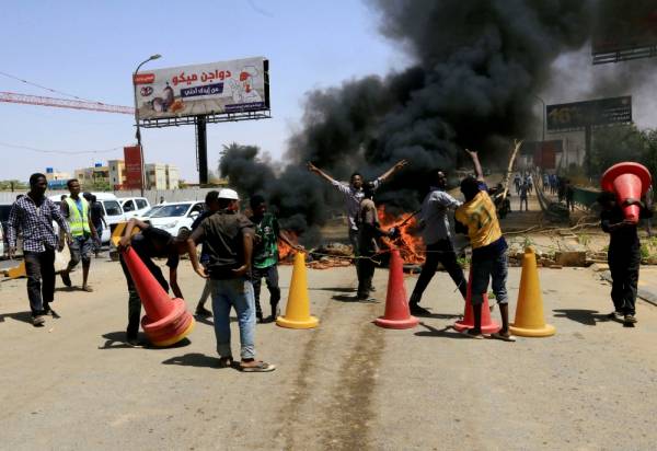 FILE PHOTO: Sudanese protesters burn tyres and barricade the road leading to al-Mek Nimir Bridge crossing over Blue Nile; that links Khartoum North and Khartoum, in Sudan May 13, 2019. REUTERS/Mohamed Nureldin Abdallah/File Photo