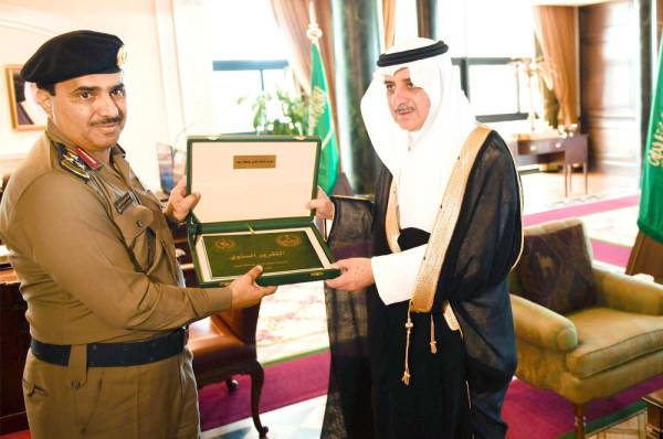 



الأمير فهد بن سلطان خلال استقبال العميد الشهراني.