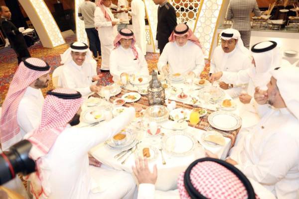 



الأمير تركي بن فيصل، والأمير عبدالعزيز بن فيصل، والتركي، وبعض الحضور على مائدة الإفطار. (تصوير: مديني عسيري)
