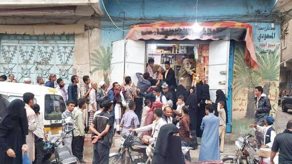 



يمنيون في تعز أمام أحد المتاجر لشراء احتياجاتهم أمس. (متداولة)