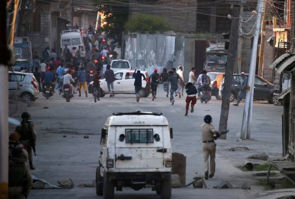 Indian policemen chase protesters during clashes after separatists called for shutdown to mark the death anniversaries of chief cleric of Kashmir, Moulana Mohammad Farooq and Abdul Gani Lone, a Kashmiri separatist leader, in Srinagar May 21, 2019. REUTERS/Danish Ismail