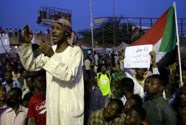 Sudanese protesters gather outside the military headquarters in the capital Khartoum demanding the instalment of civilian rule, on May 27, 2019. Thousands of Sudanese men and women have held an around-the-clock sit-in at the site since April 6, initially to seek the military's support in toppling longtime autocrat Omar al-Bashir and later to remove the generals who seized power after his ouster. / AFP / ASHRAF SHAZLY 