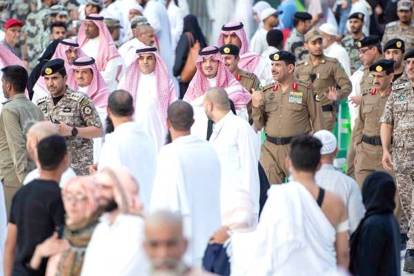 



الأمير عبدالعزيز بن سعود خلال جولته في المسجد الحرام.