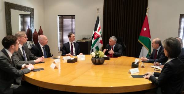 A handout picture released by the Jordanian Royal Palace on May 29, 2019 shows King Abdullah II (C-R) meeting with US President Donald Trump's son-in-law and senior advisor Jared Kushner (C-L) and other members of his delegation in the capital Amman Kushner met Jordan's king on May 29 during the second leg of a mini-tour of the region to seek support for his Israeli-Palestinian peace plan, the royal palace said. The White House is expected to unveil the long-awaited plan possibly as early as next month. The Palestinians, who have boycotted Trump's administration since its 2017 recognition of Jerusalem as the capital of Israel, have already rejected the plan as heavily biased against them. - RESTRICTED TO EDITORIAL USE - MANDATORY CREDIT «AFP PHOTO / JORDANIAN ROYAL PALACE / YOUSEF ALLAN» - NO MARKETING NO ADVERTISING CAMPAIGNS - DISTRIBUTED AS A SERVICE TO CLIENTS
 / AFP / Jordanian Royal Palace / - / RESTRICTED TO EDITORIAL USE - MANDATORY CREDIT «AFP PHOTO / JORDANIAN ROYAL PALACE / YOUSEF ALLAN» - NO MARKETING NO ADVERTISING CAMPAIGNS - DISTRIBUTED AS A SERVICE TO CLIENTS
