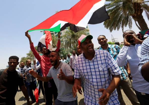 Members of Sudan's alliance of opposition and protest groups chant slogans outside Sudan's Central Bank during the second day of a strike, as tensions mounted with the country's military rulers over the transition to democracy, in Khartoum, Sudan May 29, 2019. REUTERS/Mohamed Nureldin Abdallah