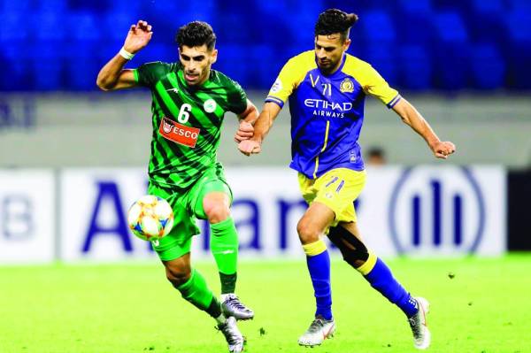 Zob Ahan's midfielder Hamid Bou Hamdan (L) is marked by Nassr's forward Abdullah Al Salem (R) during the AFC champions league Group A football match between Saudi Arabia's Al Nassr and Iran's Zob Ahan at the Al-Maktoum stadium in Dubai on March 11, 2019. / AFP / -
