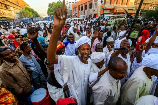 Sudanese supporters of the ruling Transitional Military Council (TMC) chant slogans demonstrate during a rally in the centre of the capital Khartoum on May 31, 2019. / AFP / ASHRAF SHAZLY 