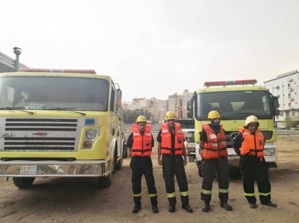 



فرقة دفاع مدني متمركزة في أحد المواقع بمكة.