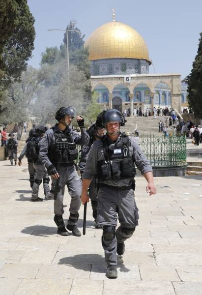 Israeli security forces gather at the al-Aqsa Mosque compound in the Old City of Jerusalem on June 2, 2019, as clashes broke out while Israelis marked Jerusalem Day, which commemorates the country's capture of the city's mainly Palestinian eastern sector in the 1967 Six-Day War. Palestinian worshippers clashed with Israeli police at the highly sensitive Jerusalem holy site as an Israeli holiday coincided with the final days of the Muslim holy month of Ramadan.
Jews are allowed to visit the site during set hours but not pray there to avoid provoking tensions. Jewish visits to the site usually increase for Jerusalem Day.
The al-Aqsa Mosque compound, revered as the site of two ancient Jewish temples, and home to al-Aqsa Mosque, Islam's third holiest site / AFP / Ahmad GHARABLI
