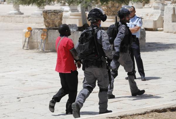 Israeli security forces arrest a man at the al-Aqsa Mosque compound in Old City of Jerusalem on June 2, 2019, as clashes broke out while Israelis marked Jerusalem Day, which commemorates the country's capture of the city's mainly Palestinian eastern sector in the 1967 Six-Day War. Palestinian worshippers clashed with Israeli police at the highly sensitive Jerusalem holy site as an Israeli holiday coincided with the final days of the Muslim holy month of Ramadan.
Jews are allowed to visit the site during set hours but not pray there to avoid provoking tensions. Jewish visits to the site usually increase for Jerusalem Day.
The al-Aqsa Mosque compound, revered as the site of two ancient Jewish temples, and home to al-Aqsa Mosque, Islam's third holiest site / AFP / Ahmad GHARABLI
