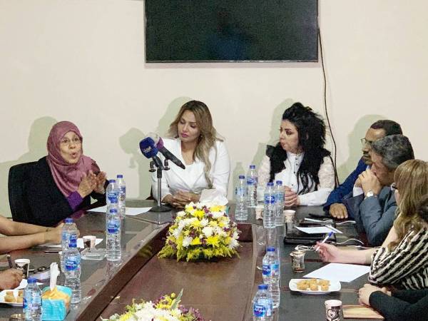 



سياسيون وأكاديميون يمنيون وعرب خلال مشاركتهم في ندوة لفضح انتهاكات الحوثيين ضد النساء. (عكاظ)