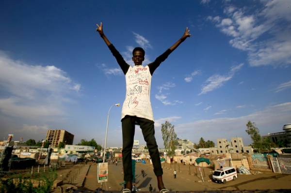 TOPSHOT - A Sudanese man flashes the v for victory sign in Khartoum on June 2, 2019.
 The military ousted president Omar al-Bashir in April after months of protests against his authoritarian rule. Protesters have remained camped out in front of Khartoum's army headquarters to pressure the generals to yield power. Negotiations between protest leaders and the ruling military council have broken down, as the two sides have failed to agree on whether a planned transitional body would be headed by a civilian or a military figure. / AFP / ASHRAF SHAZLY
