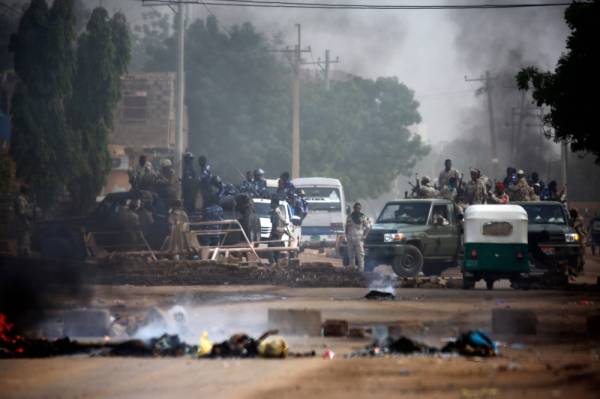 Sudanese forces are deployed around Khartoum's army headquarters on June 3, 2019 as they try to disperse Khartoum's sit-in. At least two people were killed Monday as Sudan's military council tried to break up a sit-in outside Khartoum's army headquarters, a doctors' committee said as gunfire was heard from the protest site.
 / AFP / ASHRAF SHAZLY
