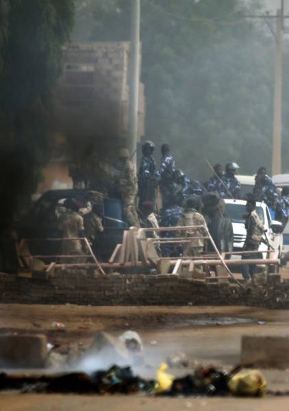 Sudanese forces are deployed around Khartoum's army headquarters on June 3, 2019 as they try to disperse Khartoum's sit-in. At least two people were killed Monday as Sudan's military council tried to break up a sit-in outside Khartoum's army headquarters, a doctors' committee said as gunfire was heard from the protest site.
 / AFP / ASHRAF SHAZLY
