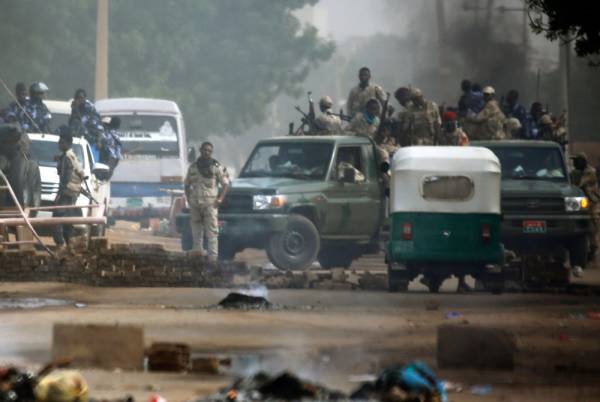 Sudanese forces are deployed around Khartoum's army headquarters on June 3, 2019 as they try to disperse Khartoum's sit-in. At least two people were killed Monday as Sudan's military council tried to break up a sit-in outside Khartoum's army headquarters, a doctors' committee said as gunfire was heard from the protest site.
 / AFP / ASHRAF SHAZLY
