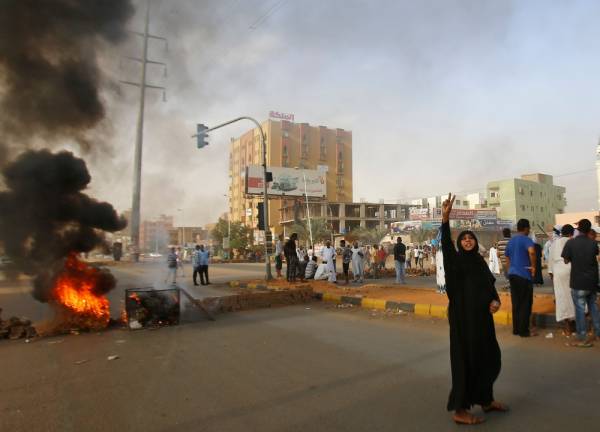 A Sudanese protester flashes the V sign for victory outside Khartoum's army headquarters on June 3, 2019. At least two people were killed Monday as Sudan's military council tried to break up a sit-in outside Khartoum's army headquarters, a doctors' committee said as gunfire was heard from the protest site.
 / AFP / ASHRAF SHAZLY
