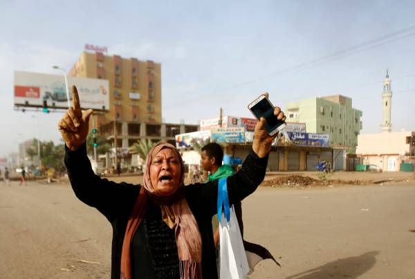 A Sudanese protester reacts as the military forces tried to disperse the sit-in outside Khartoum's army headquarters on June 3, 2019. At least two people were killed Monday as Sudan's military council tried to break up a sit-in outside Khartoum's army headquarters, a doctors' committee said as gunfire was heard from the protest site.
 / AFP / ASHRAF SHAZLY
