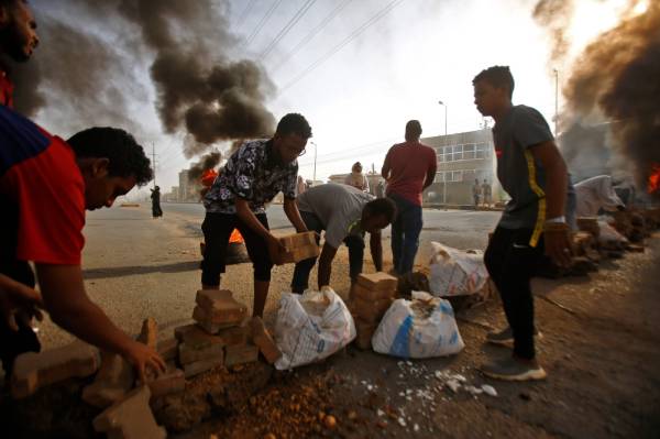 Sudanese protesters close Street 60 with burning tyres and paving stones as the military forces tried to disperse the sit-in outside Khartoum's army headquarters on June 3, 2019. At least two people were killed Monday as Sudan's military council tried to break up a sit-in outside Khartoum's army headquarters, a doctors' committee said as gunfire was heard from the protest site.
 / AFP / ASHRAF SHAZLY
