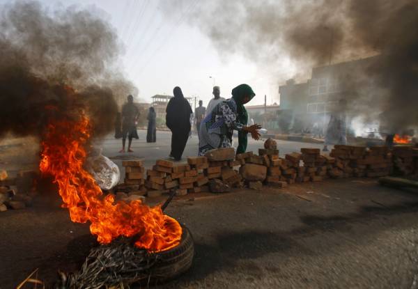 Sudanese protesters close Street 60 with burning tyres and paving stones as the military forces tried to disperse the sit-in outside Khartoum's army headquarters on June 3, 2019. At least two people were killed Monday as Sudan's military council tried to break up a sit-in outside Khartoum's army headquarters, a doctors' committee said as gunfire was heard from the protest site.
 / AFP / ASHRAF SHAZLY
