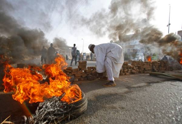 Sudanese protesters close Street 60 with burning tyres and paving stones as the military forces tried to disperse the sit-in outside Khartoum's army headquarters on June 3, 2019. At least two people were killed Monday as Sudan's military council tried to break up a sit-in outside Khartoum's army headquarters, a doctors' committee said as gunfire was heard from the protest site.
 / AFP / ASHRAF SHAZLY
